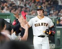 　２回、本塁打を放ちナインに迎えられる岡本