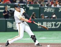 　２回、岡本が左越えソロを放つ