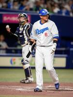 　１回、空振り三振に倒れ、ベンチに戻る中田