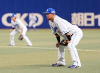 　１回、一塁の守備に就く中田