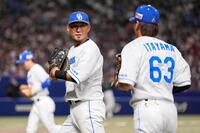 　１回の守備を終え、ベンチに戻る中田