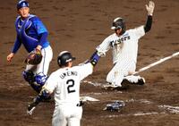 　４回、高寺の右前適時打で、ＤｅＮＡの守備が乱れ一塁走者の大山も生還（撮影・山口登）