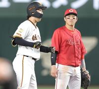 　４回、勝ち越し二塁打を放ち、声を上げる山崎（撮影・西岡正）