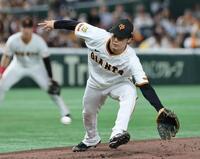 　３回、小園の打球に反応する山崎