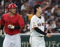 　１回、坂倉に先制２点二塁打を打たれた山崎。左は一走・末包