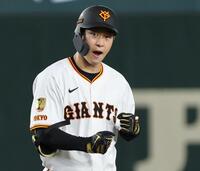 　４回、勝ち越し二塁打を放ちガッツポーズする山崎