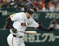 　４回、山崎が右翼線に勝ち越し二塁打を放つ