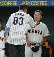 　原辰徳・巨人前監督（左）と言葉を交わす阿部監督（撮影・西岡正）