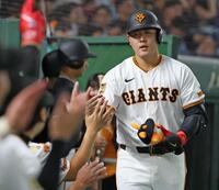 　２回、左越えソロを放ちナインに迎えられる岡本