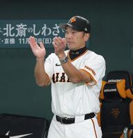 　６回、山崎の２点適時打に拍手する阿部監督（撮影・西岡正）