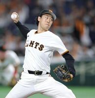 　広島戦に先発する山崎（撮影・西岡正）