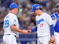 　７回、降板を命ぜられ井上監督（左）にボールを手渡す柳（撮影・立川洋一郎）