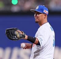 　１回、一塁の守備に就く中田（撮影・立川洋一郎）