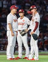 　７回、マウンドで汗を拭う古謝（右）。この後、降板する