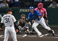 　１回、左前打を放つ蝦名（撮影・飯室逸平）