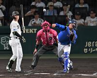 　３回、大山の二盗を阻止する松尾（打者・高寺）＝撮影・飯室逸平