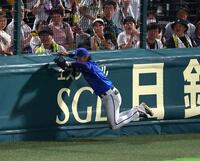 　５回、度会は近本の飛球を好捕する（撮影・山口登）