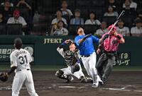 　４回、捕邪飛に倒れるビシエド（撮影・飯室逸平）