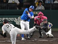 　４回、右前打を放つ筒香（撮影・飯室逸平）