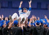 　試合後に行われた引退セレモニーで、チームメートに胴上げされる中田