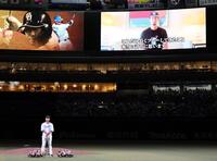 　ダルビッシュ有からのビデオメッセージに聞き入る中田（撮影・立川洋一郎）