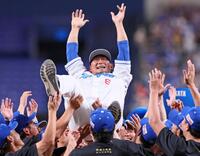 　ナインから胴上げされて宙を舞う中田（撮影・立川洋一郎）