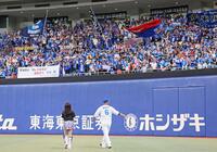 　ファンの大歓声に包まれて場内を一周する中田（撮影・立川洋一郎）