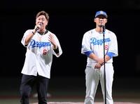 　中田（右）の登場曲を歌うＹＡＳＳ（撮影・立川洋一郎）