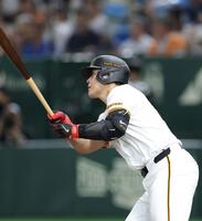 　４回、左中間にソロを放つ岡本（撮影・西岡正）