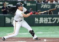 　２回、岡本が左越えソロを放つ