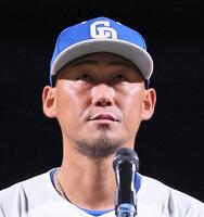 　ビジョンに流れる映像を見て涙ぐむ中田（撮影・立川洋一郎）