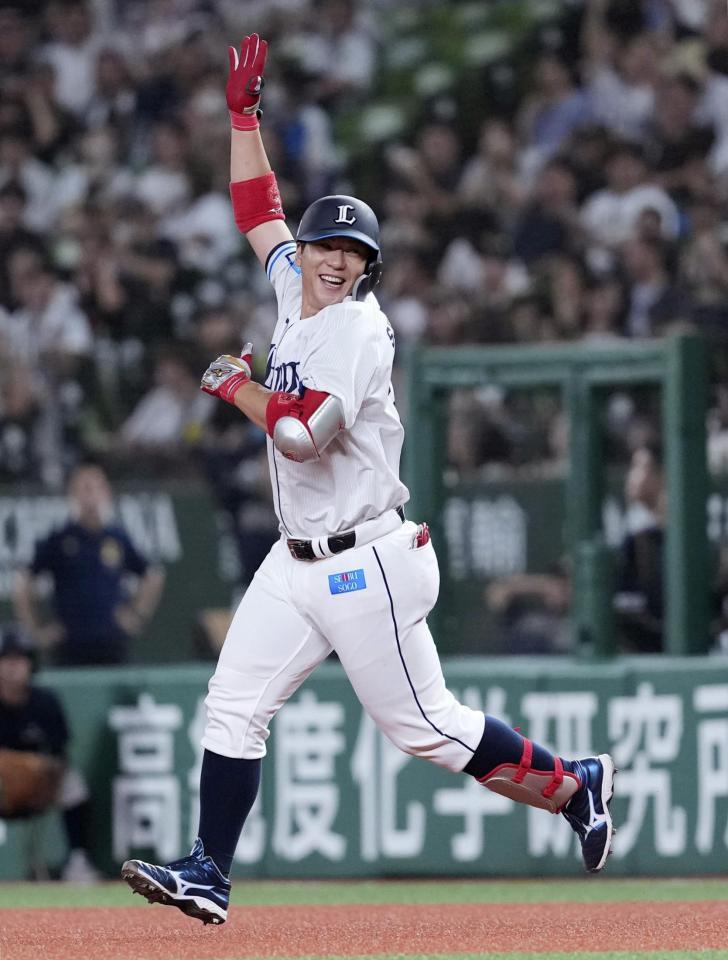 　９回、サヨナラ打を放ち喜ぶ西武・炭谷