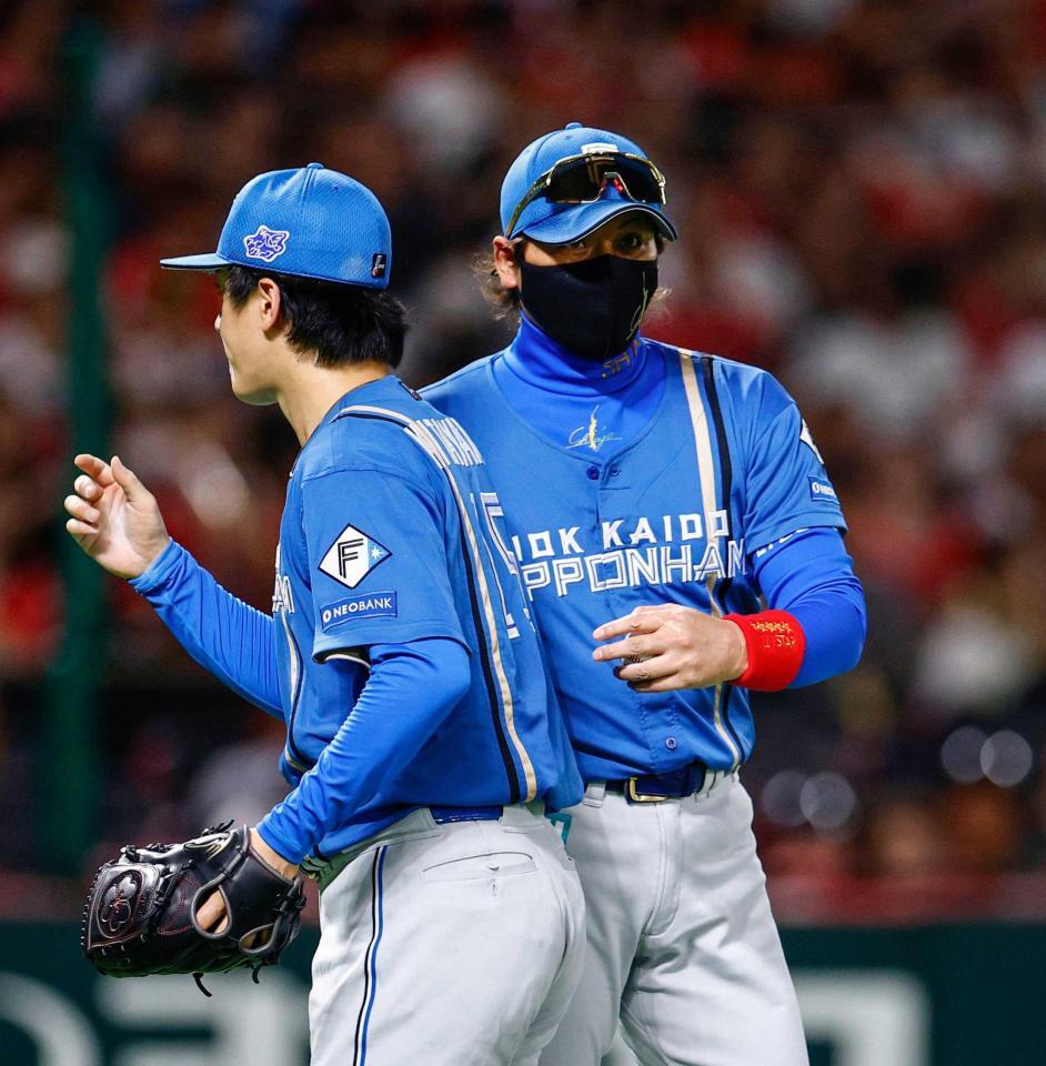 　７回、北山（左）に降板を告げる新庄監督