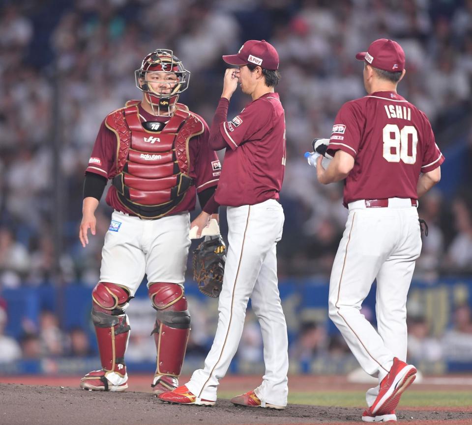 　２回、山本に右越え適時二塁打を打たれた岸（中央）＝撮影・開出牧