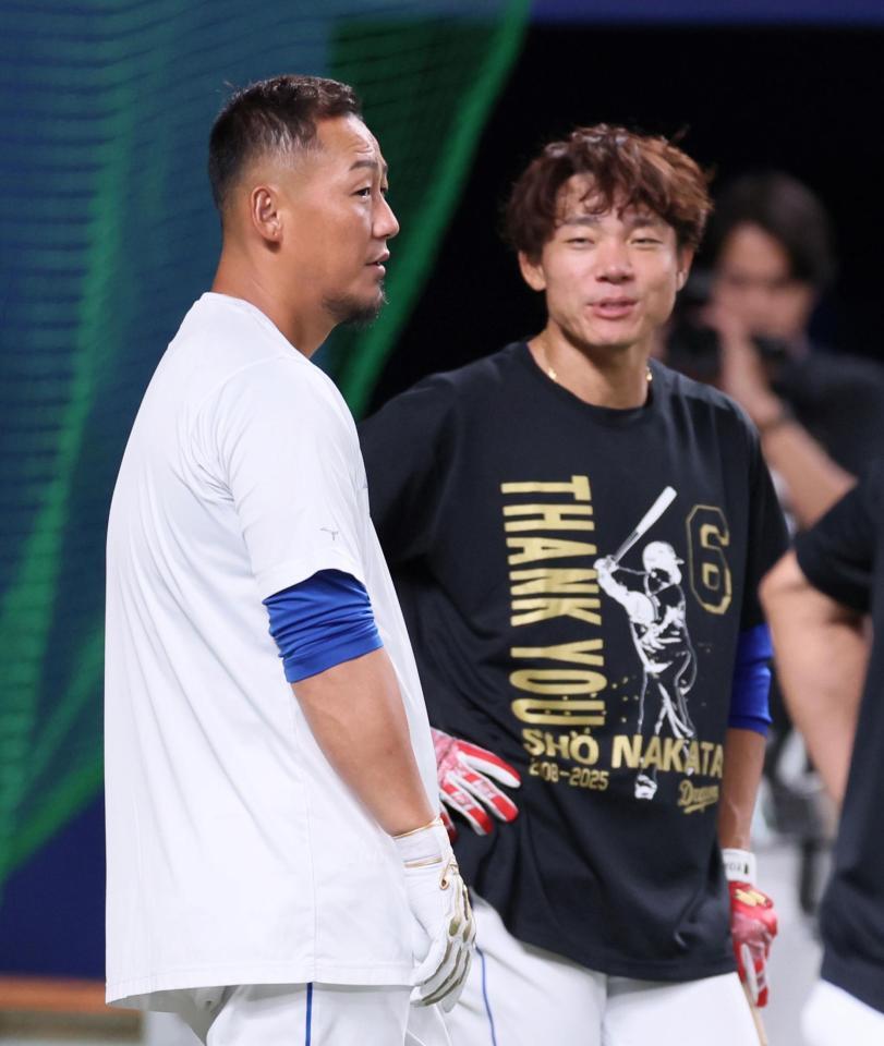 　大島（右）と話をする中田（撮影・立川洋一郎）