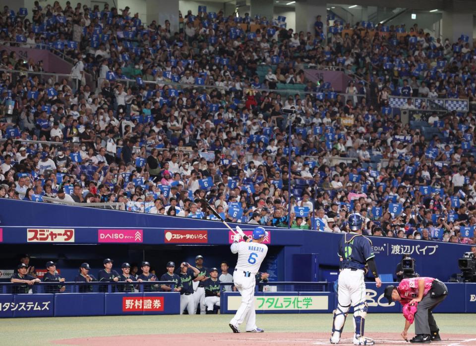 　１回、拍手に迎えられ打席へ向かう中田（撮影・立川洋一郎）