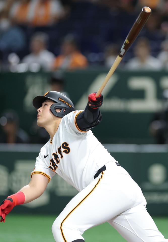 　２回、左越えにソロを放つ岡本（撮影・西岡正）