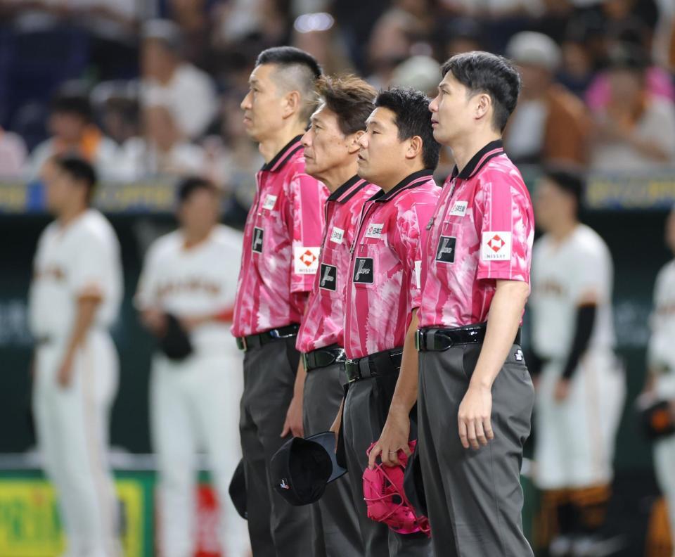 　ピンクユニフォームを着用する審判員（撮影・西岡正）