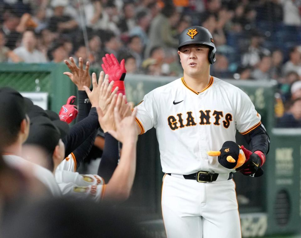 　２回、本塁打を放ちナインに迎えられる岡本