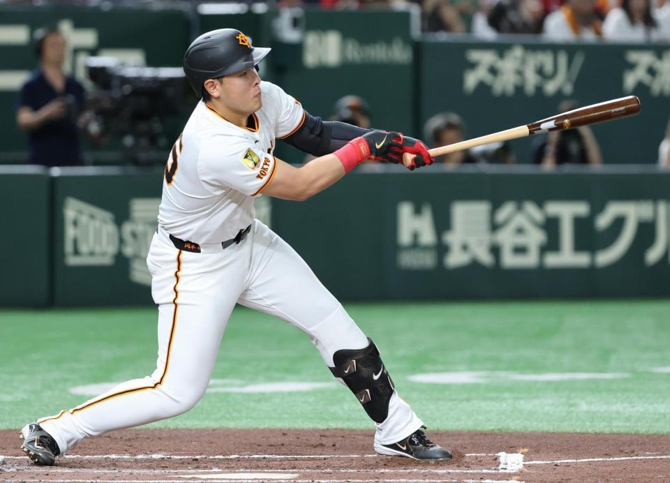 　２回、岡本が左越えソロを放つ