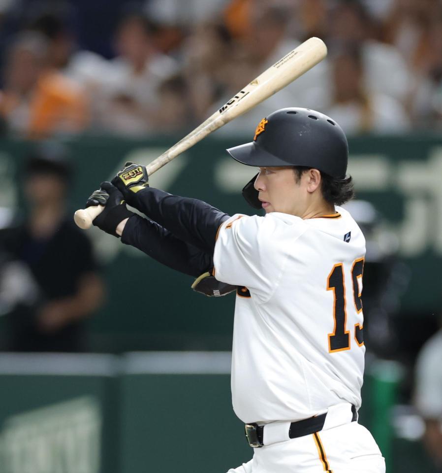 　４回、右翼線に勝ち越し二塁打を放つ山崎（撮影・西岡正）