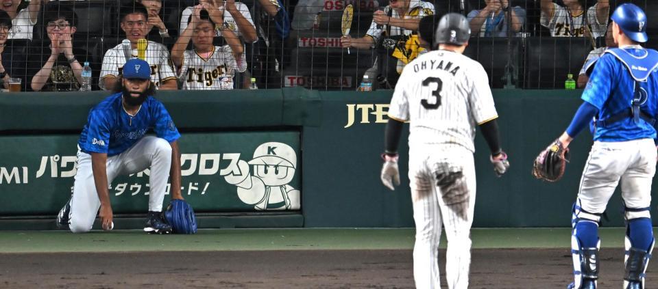 　４回、阪神に２点を先制されるジャクソン（左端）＝撮影・飯室逸平