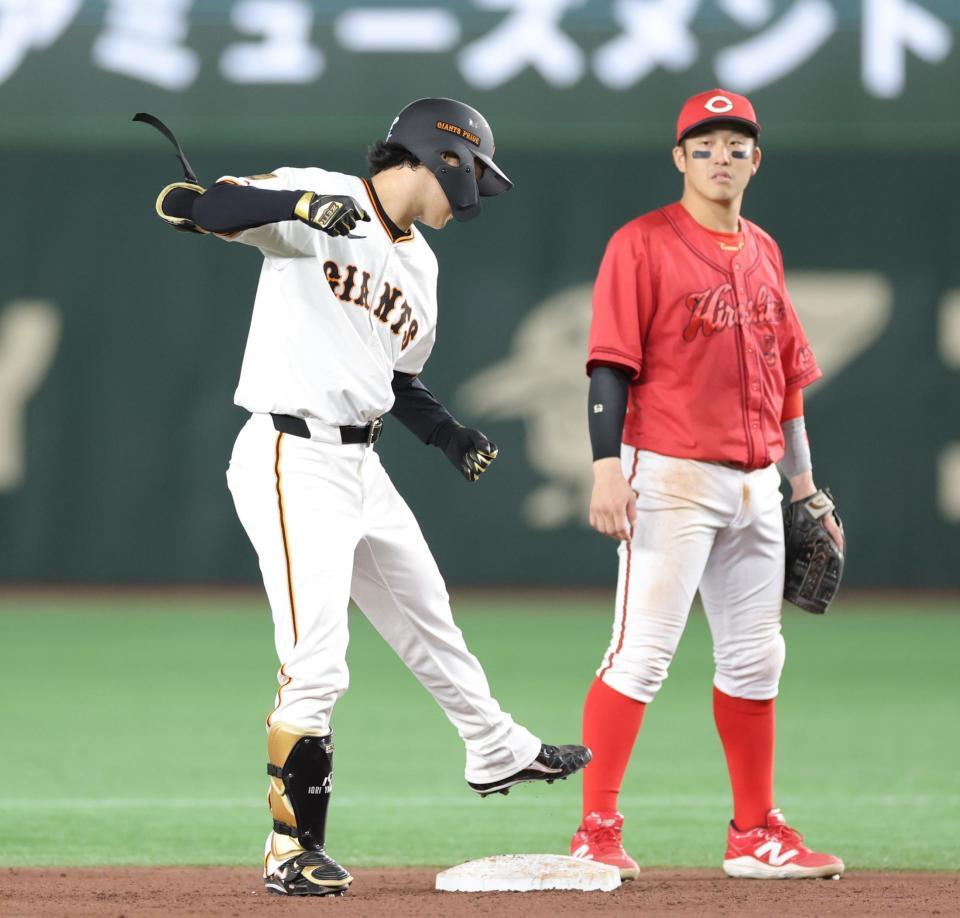 　４回、勝ち越し二塁打を放ち、ガッツポーズの山崎（撮影・西岡正）