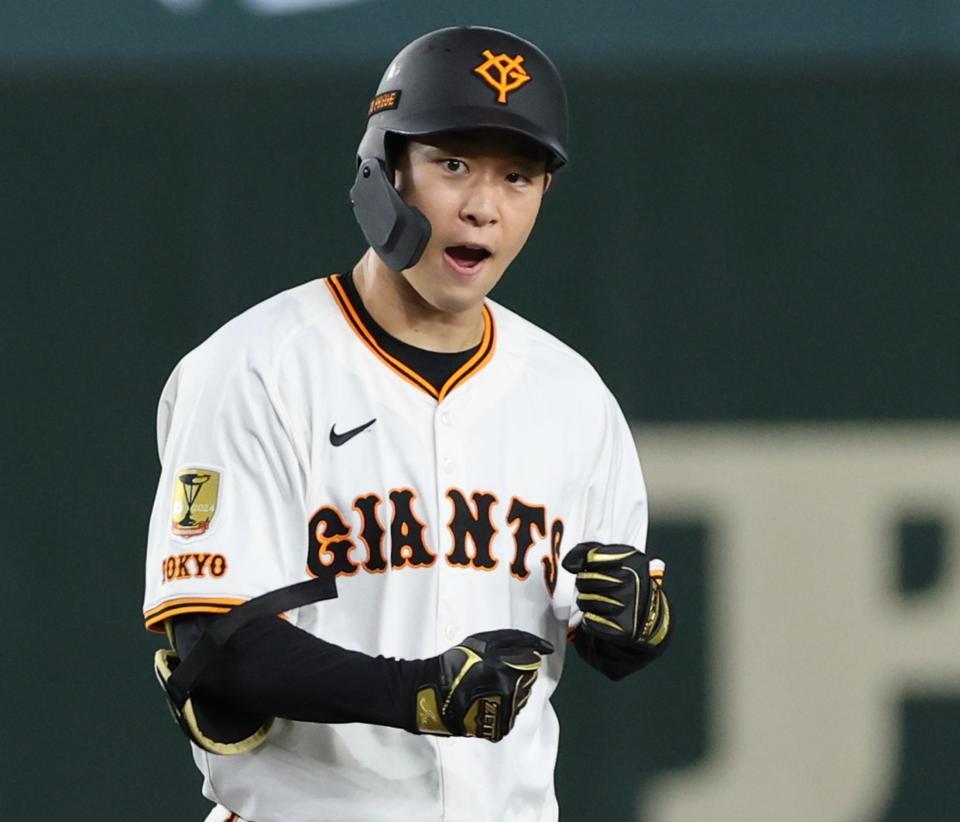 　４回、勝ち越し二塁打を放ちガッツポーズする山崎