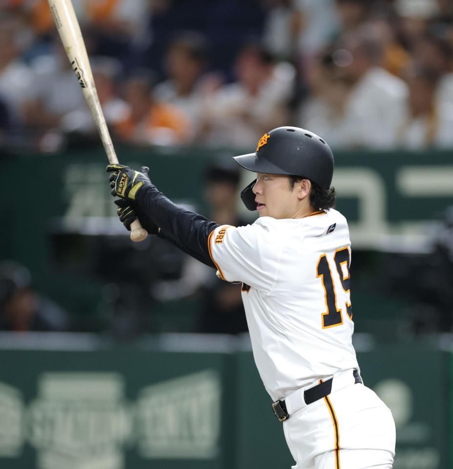 　６回、右中間に２点適時打を放つ山崎（撮影・西岡正）