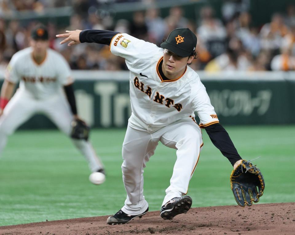 　３回、小園の打球に反応する山崎