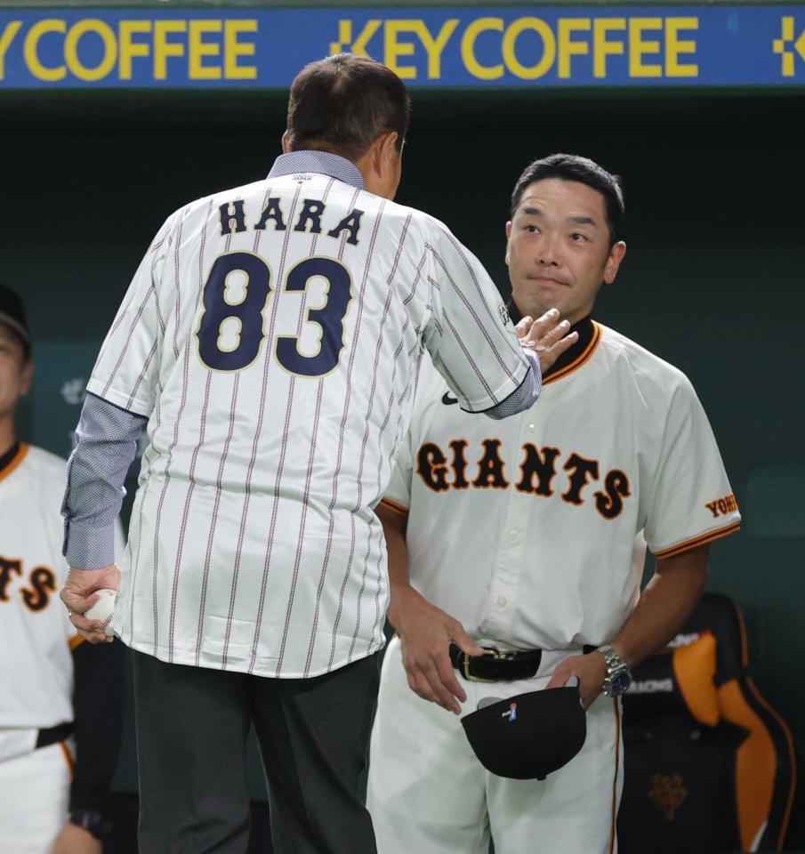 　原辰徳・巨人前監督（左）と言葉を交わす阿部監督（撮影・西岡正）