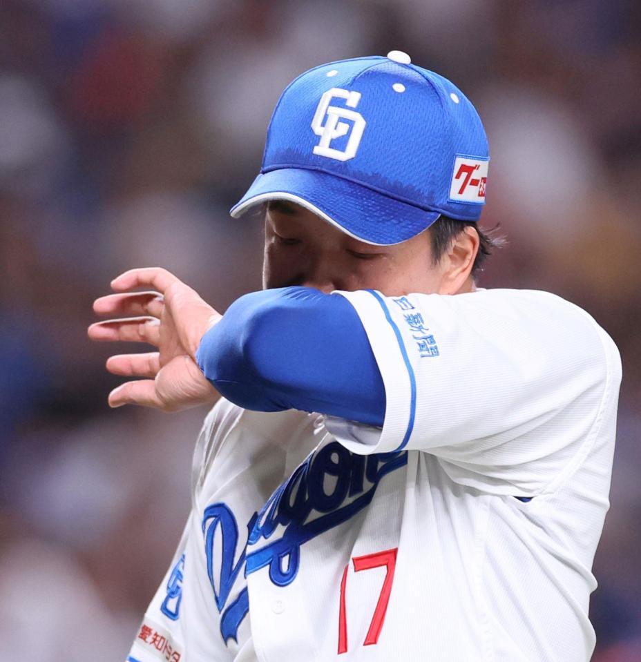 　２回表に２点を追加され、汗をぬぐってベンチへ引き揚げる柳（撮影・立川洋一郎）