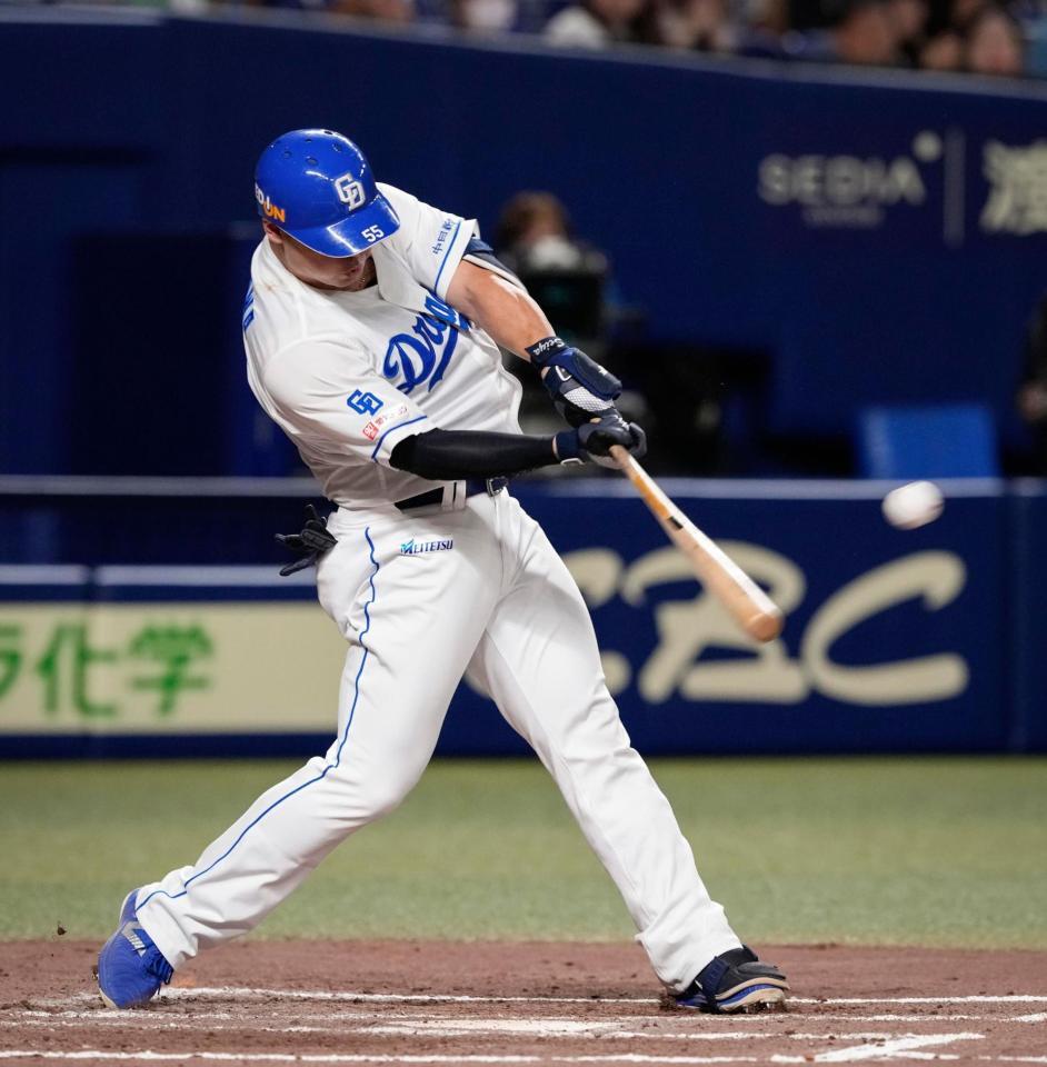 　７回、細川が左中間に適時二塁打を放つ