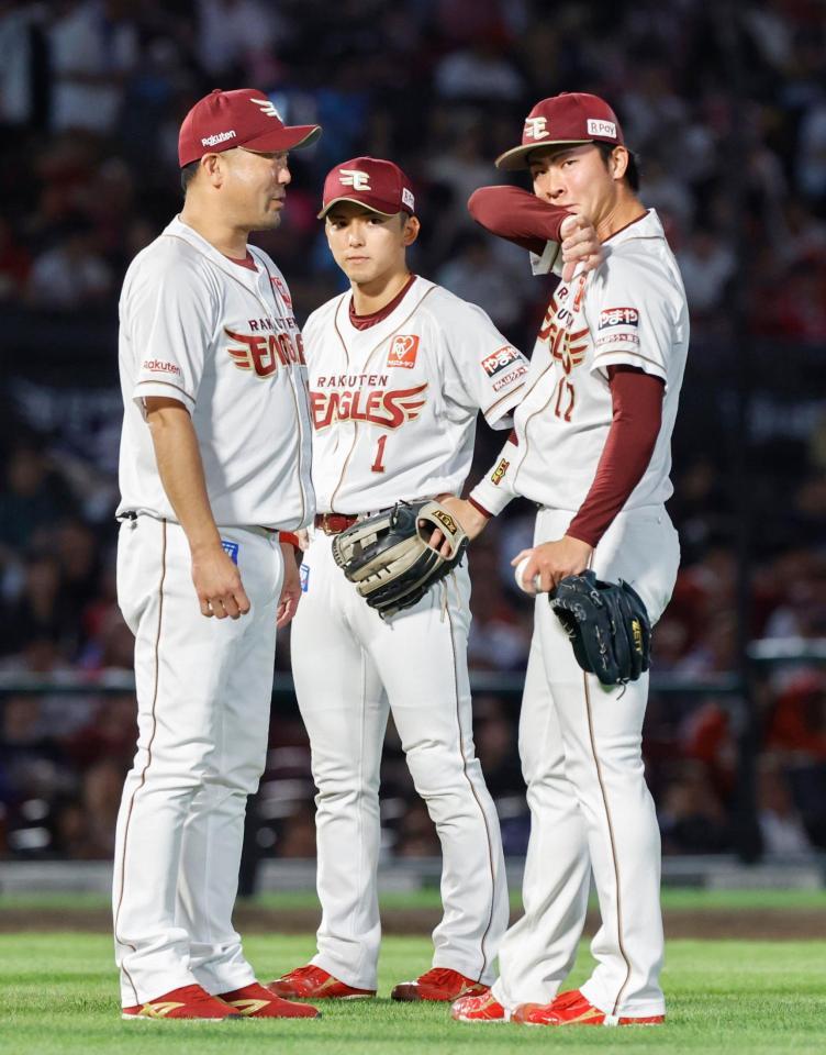 　７回、マウンドで汗を拭う古謝（右）。この後、降板する